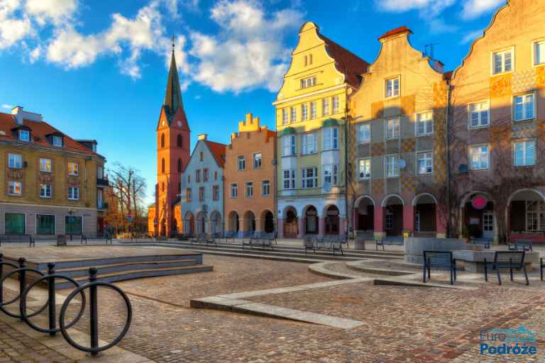 zdjęcie: starówka w Olsztynie widok na plac i kolorowe kamienice