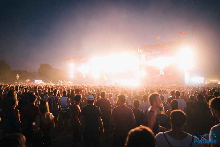 zdjęcie: scena koncertowa nocą