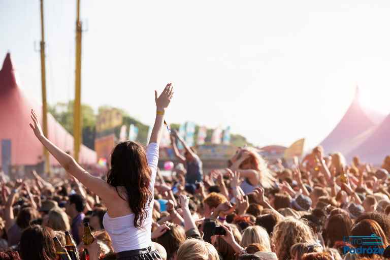 zdjęcie: tłum przed sceną muzyczną