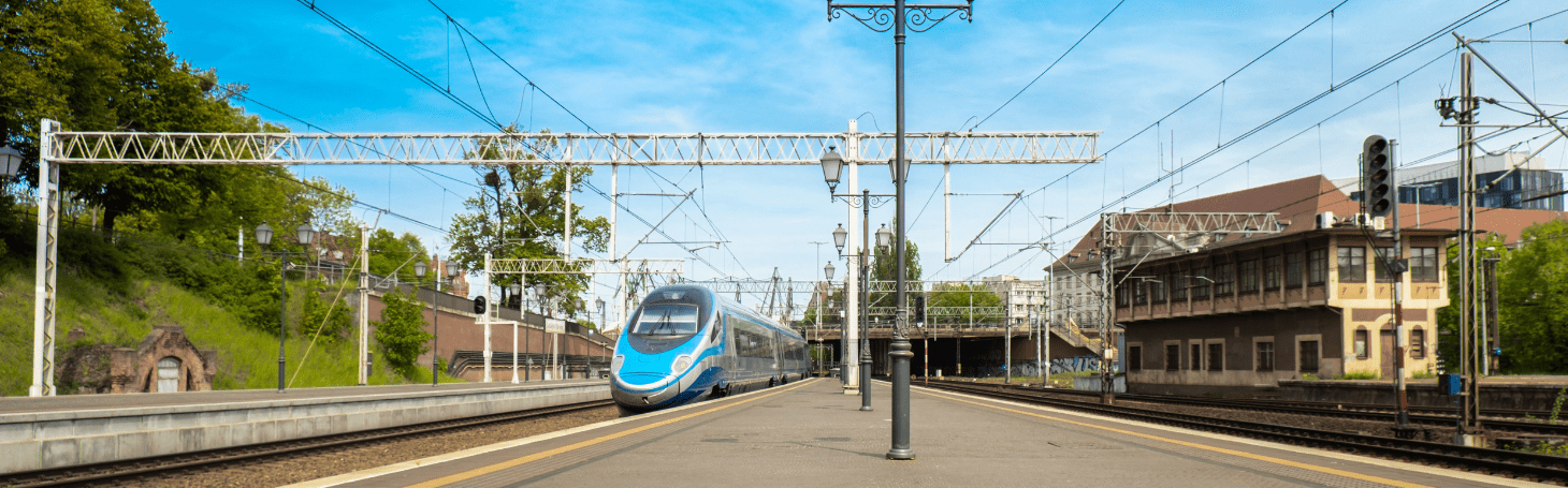 Pociąg Intercity na dworcu