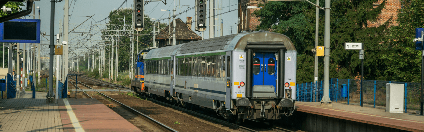 Pociąg Intercity na peronie