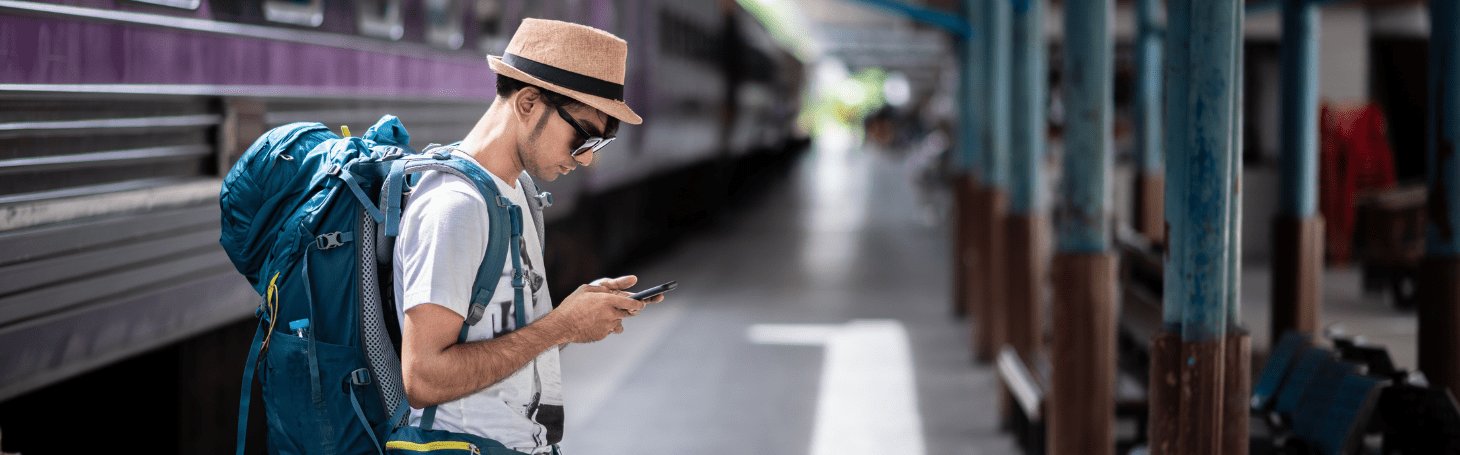 mężczyzna na dworcu - Leo Express trasy i połączenia 
