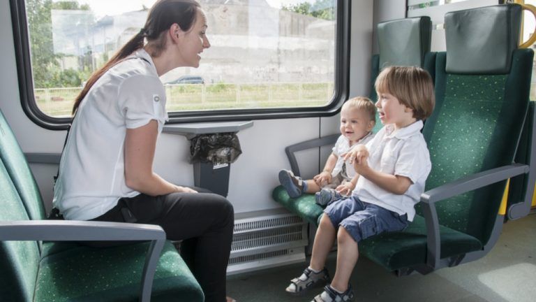 pomysły na wesołe podróże z dziećmi dzieci z mamą w pociągu - pomysły na wesołe podróże z dziećmi