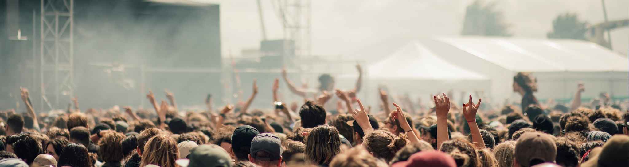 zdjęcie: tłum młodych ludzi przed sceną muzyczną