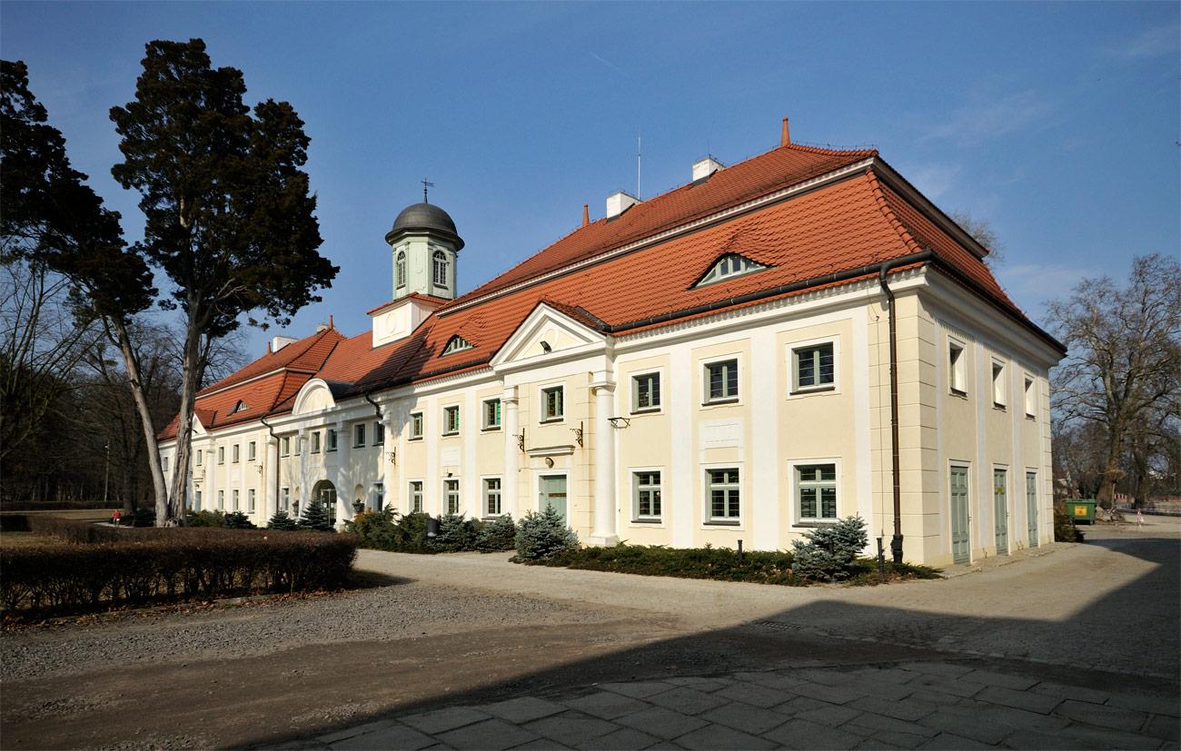 Dolnobrzeski Ośrodek Kultury, atrakcja w pobliżu dworca Brzeg Dolny