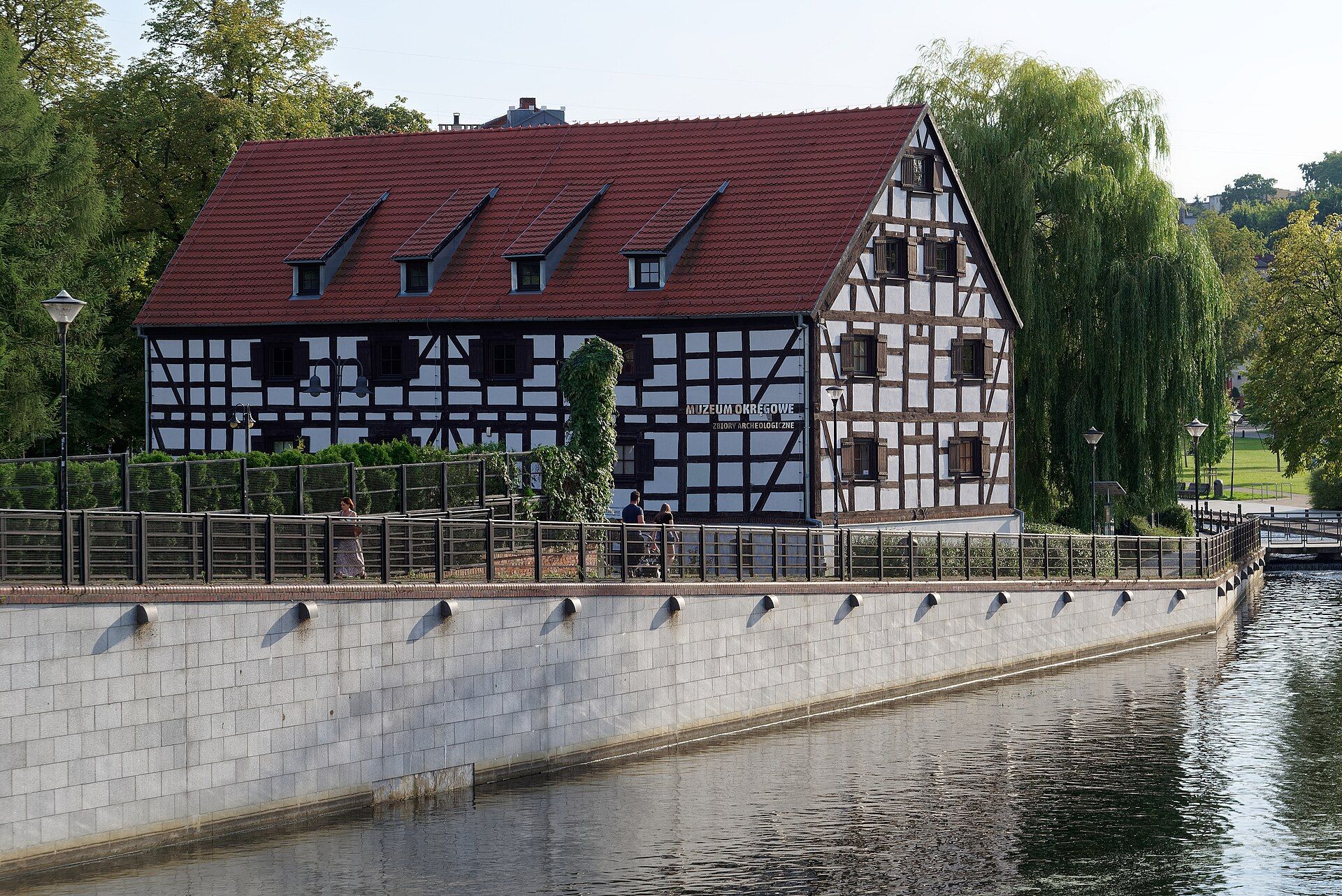 Biały Spichlerz, atrakcja w pobliżu dworca Bydgoszcz Główna