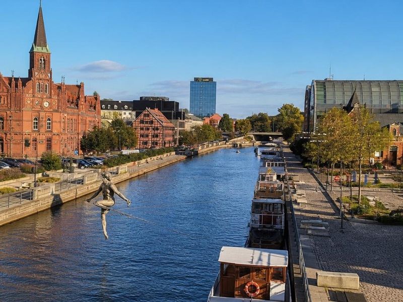 Przechodzący przez rzekę, atrakcja w pobliżu dworca Bydgoszcz Główna