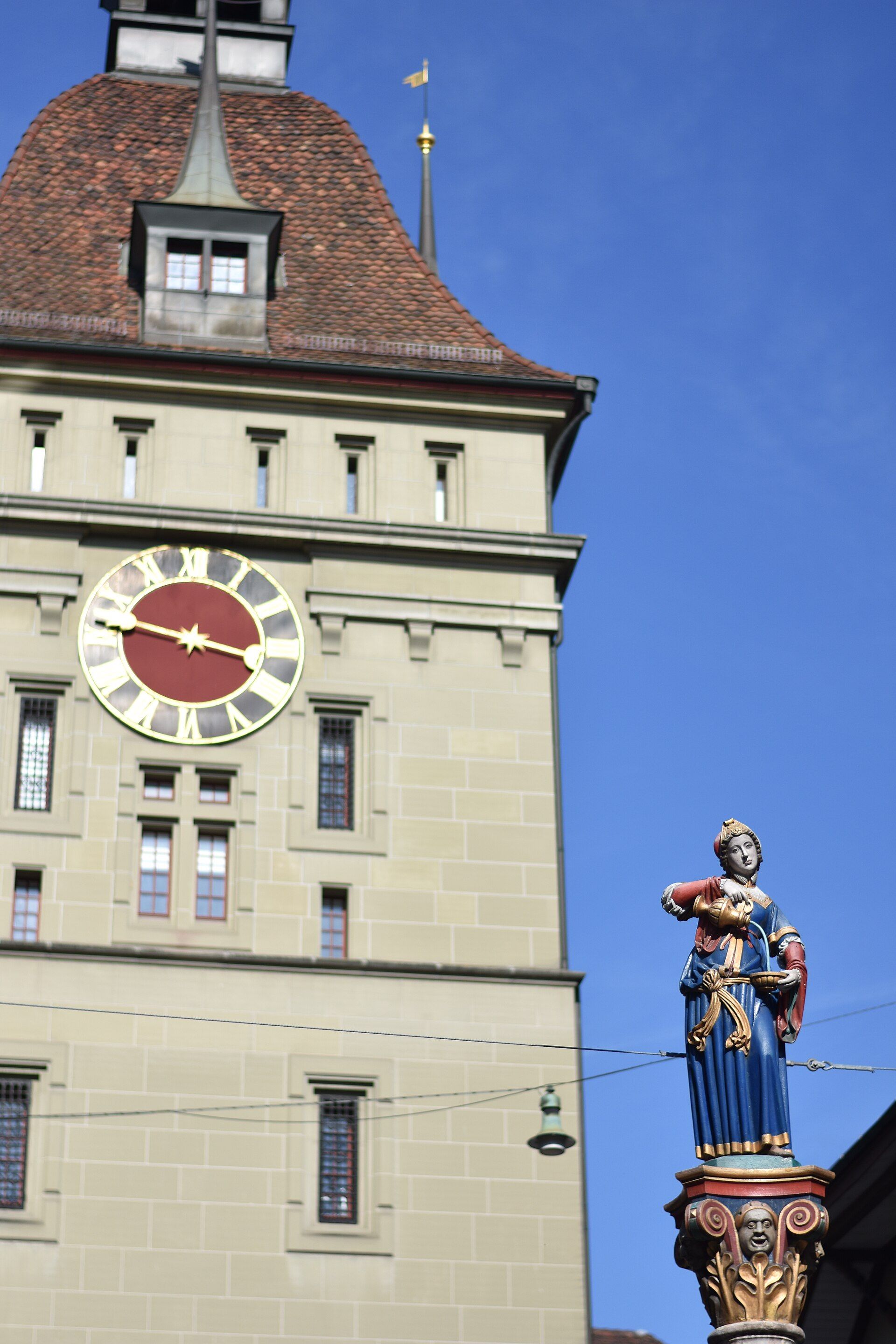 Käfigturm, atrakcja w pobliżu dworca Bern