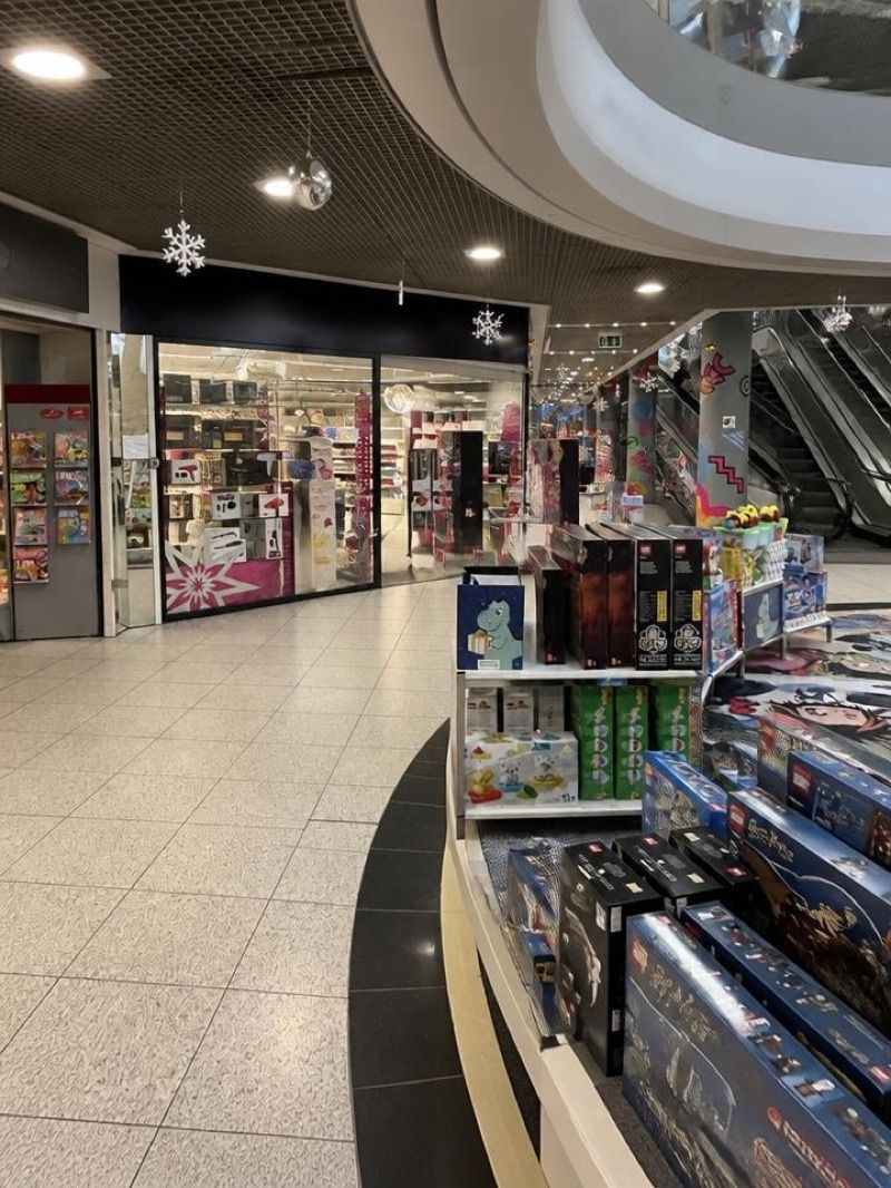 k kiosk, sklep przy dworcu Montreux