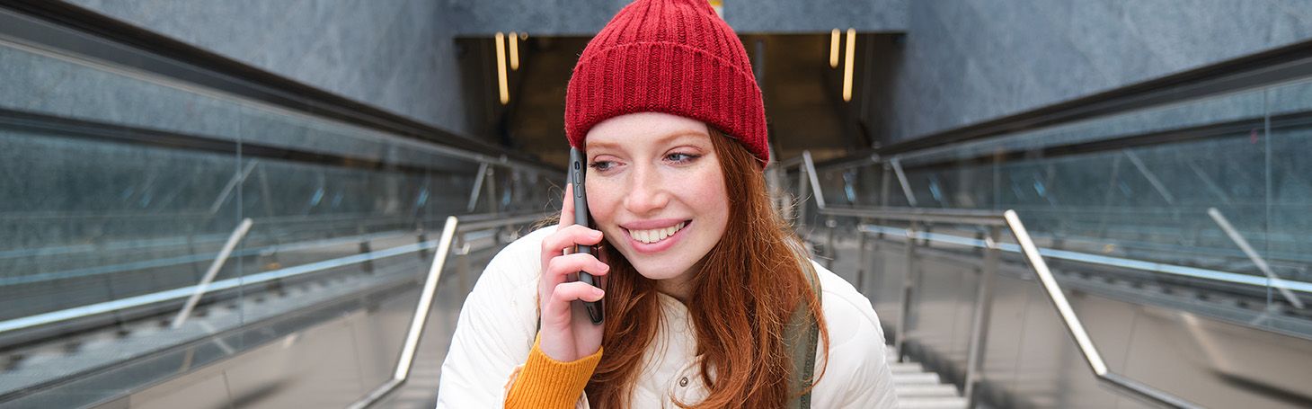 Kobieta rozmawiająca przez telefon
