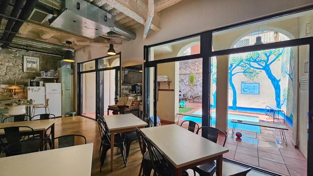 Ten To Go Hostel, hotel blisko dworca Barcelona-Sants
