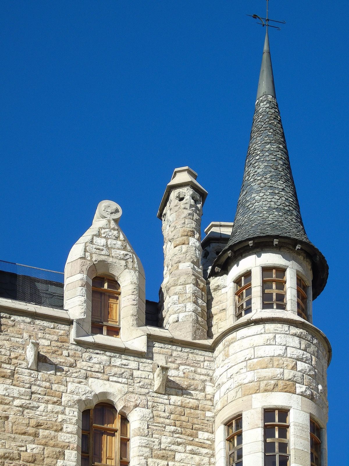 Casa Botines, atrakcja w pobliżu dworca León