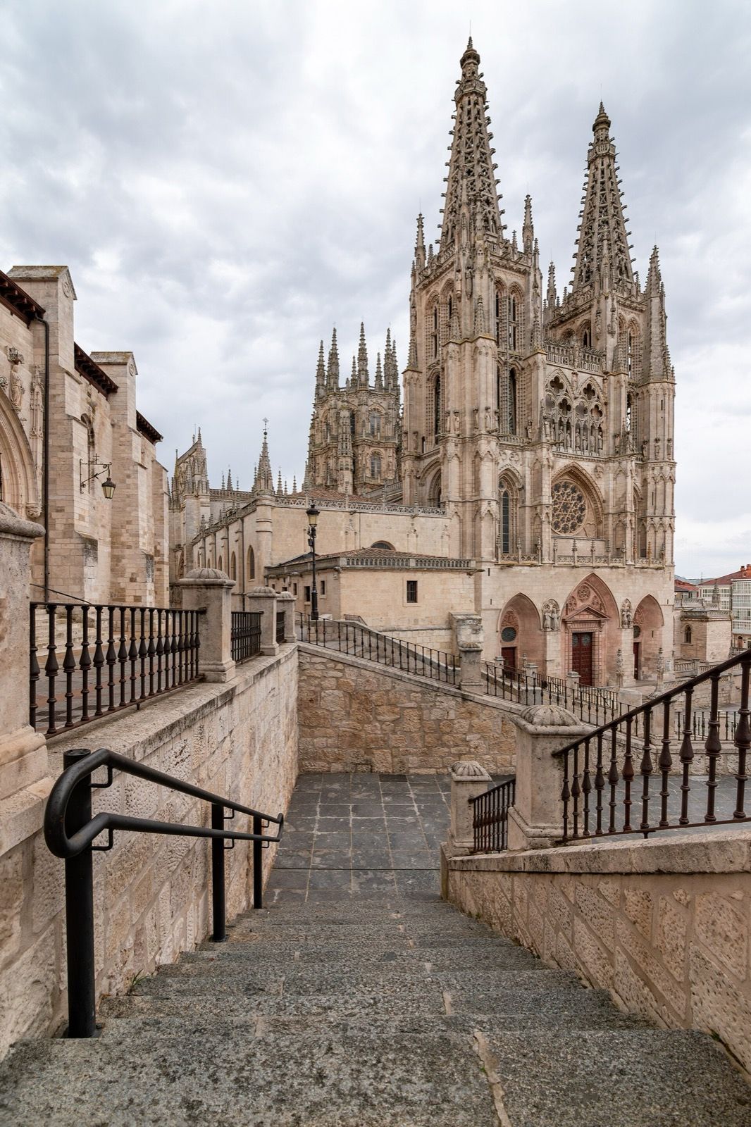 León Cathedral, atrakcja w pobliżu dworca León