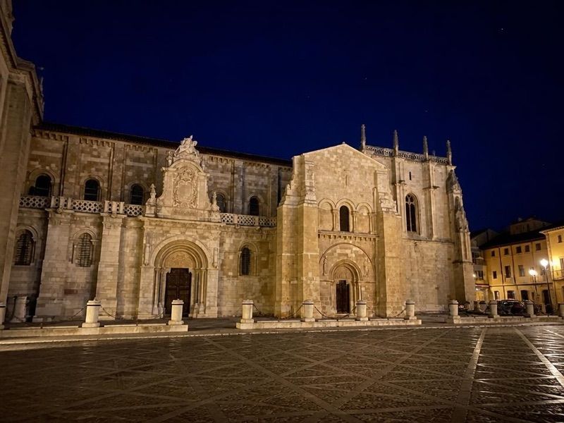 Basílica de San Isidoro, atrakcja w pobliżu dworca León