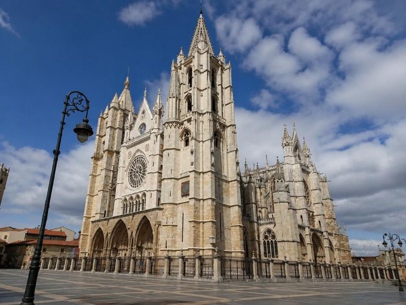 León Cathedral, atrakcja w pobliżu dworca León