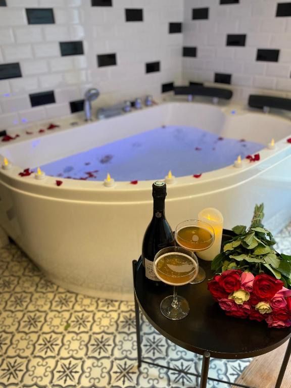 Nuit Magique Love room avec Jacuzzi Privé Nantes, hotel blisko dworca Nantes