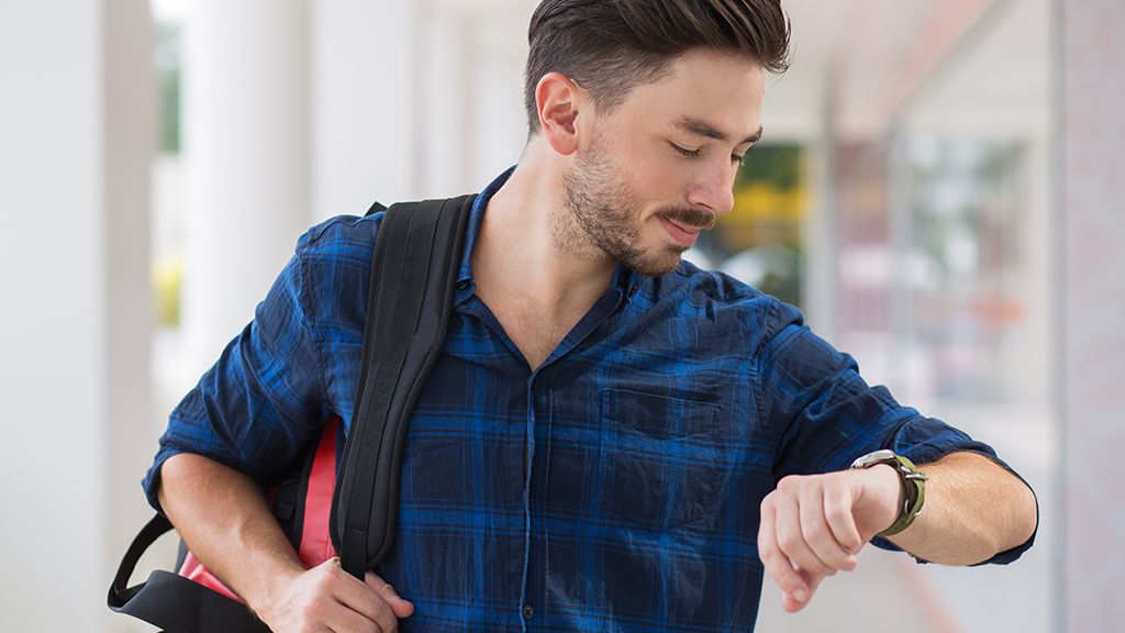 mężczyzna patrzący na telefon 