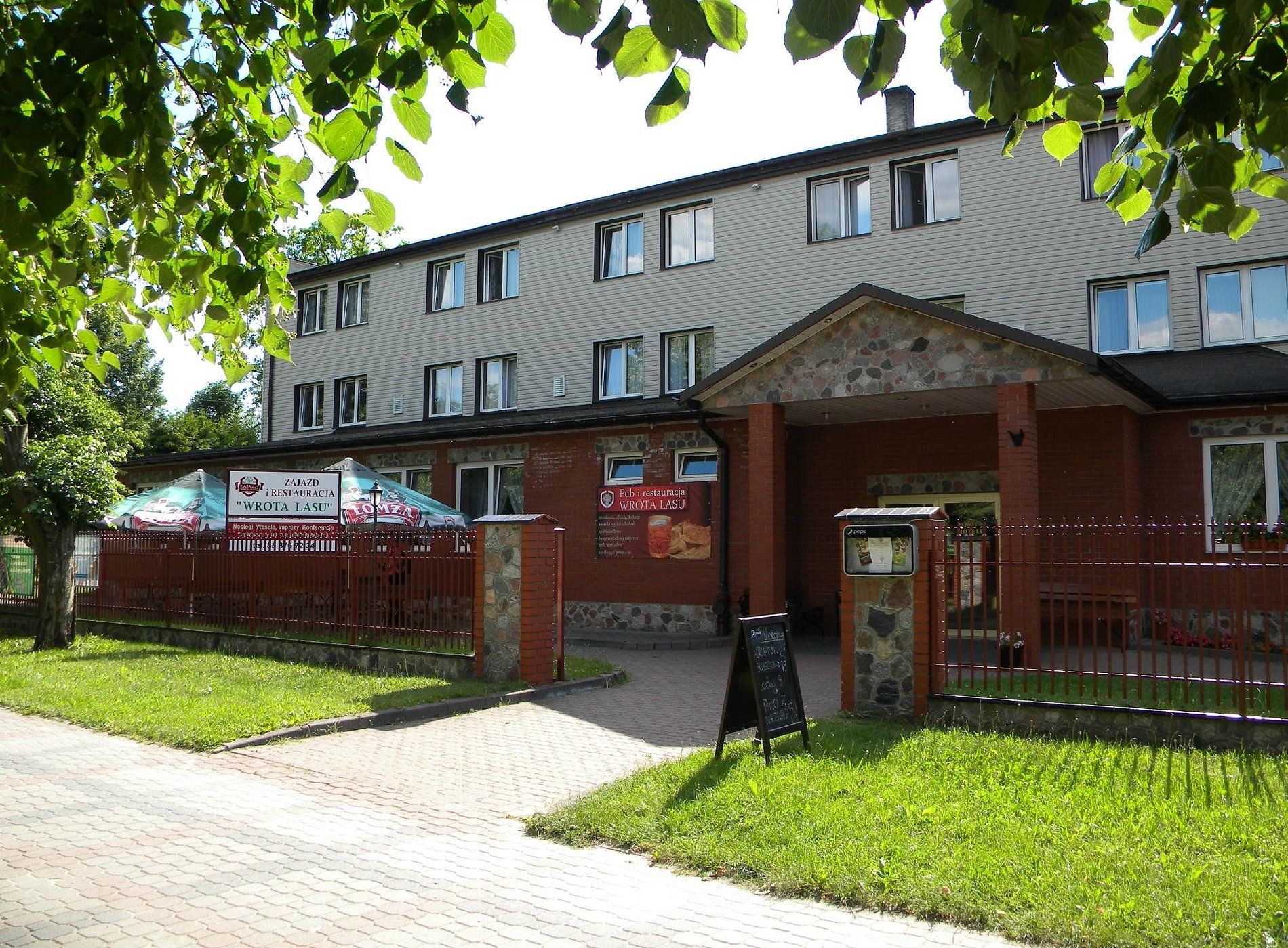 Zajazd "Wrota Lasu", okolice dworca Hajnówka