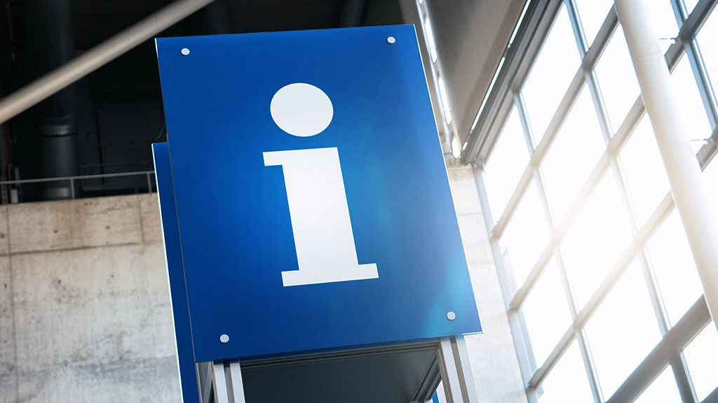 informacja na dworcu - znak "i"