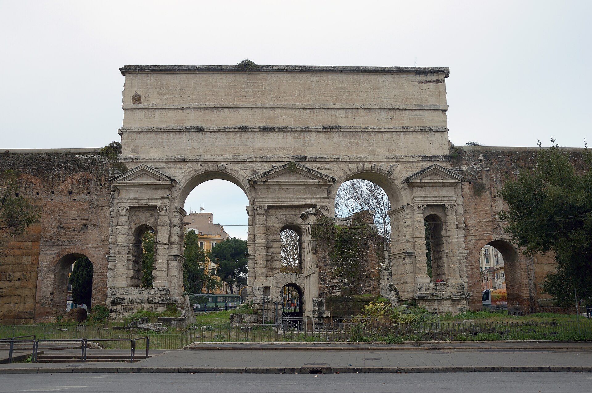 Porta Maggiore, atrakcja w pobliżu dworca Roma Tiburtina