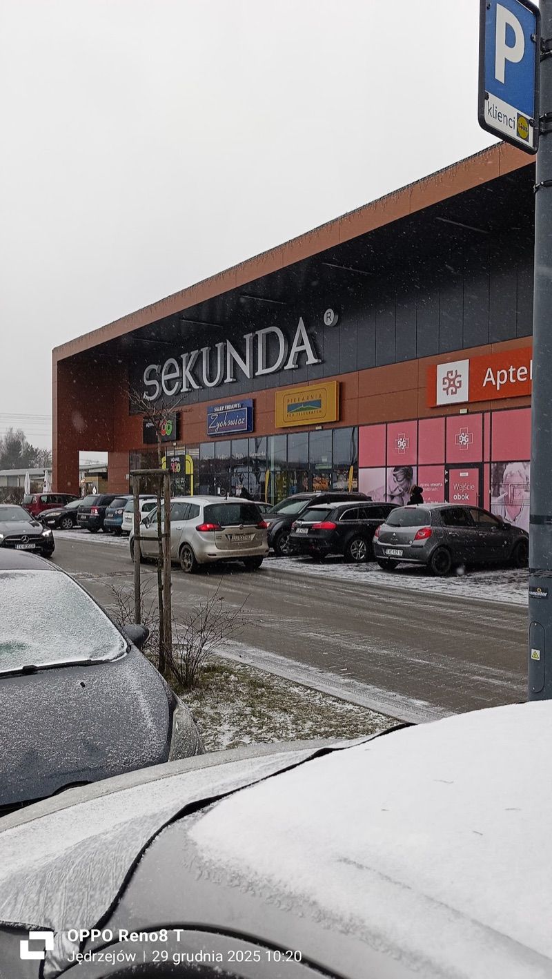 Galeria Sekunda, galeria handlowa w pobliżu dworca Jędrzejów