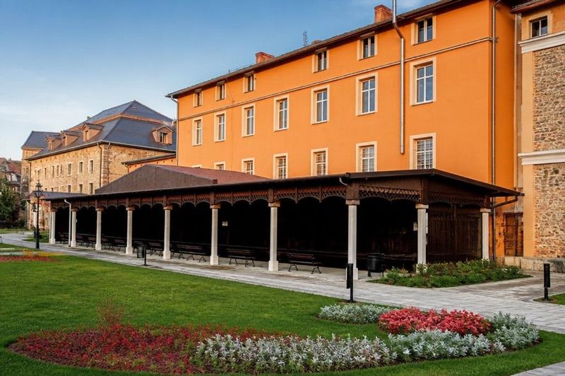 Tężnia Cieplice, atrakcja w pobliżu dworca Jelenia Góra Cieplice