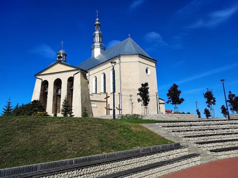 Kolegiata Rzymskokatolicka p.w. Wszystkich Świętych w Kolbuszowej, atrakcja w pobliżu dworca Kolbuszowa