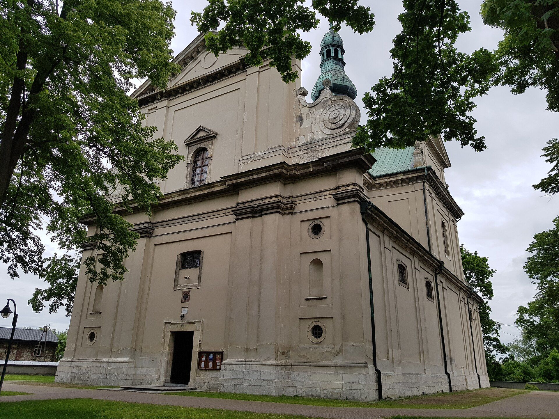 Parafia św. Trójcy w Koniecpolu, atrakcja w pobliżu dworca Koniecpol Centrum