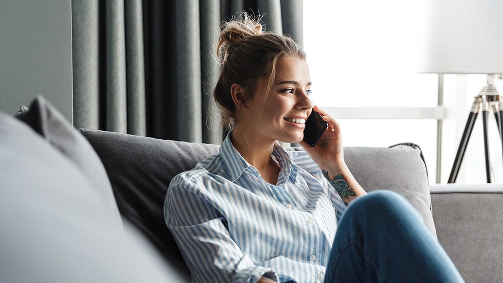 Kobieta rozmawiająca przez telefon