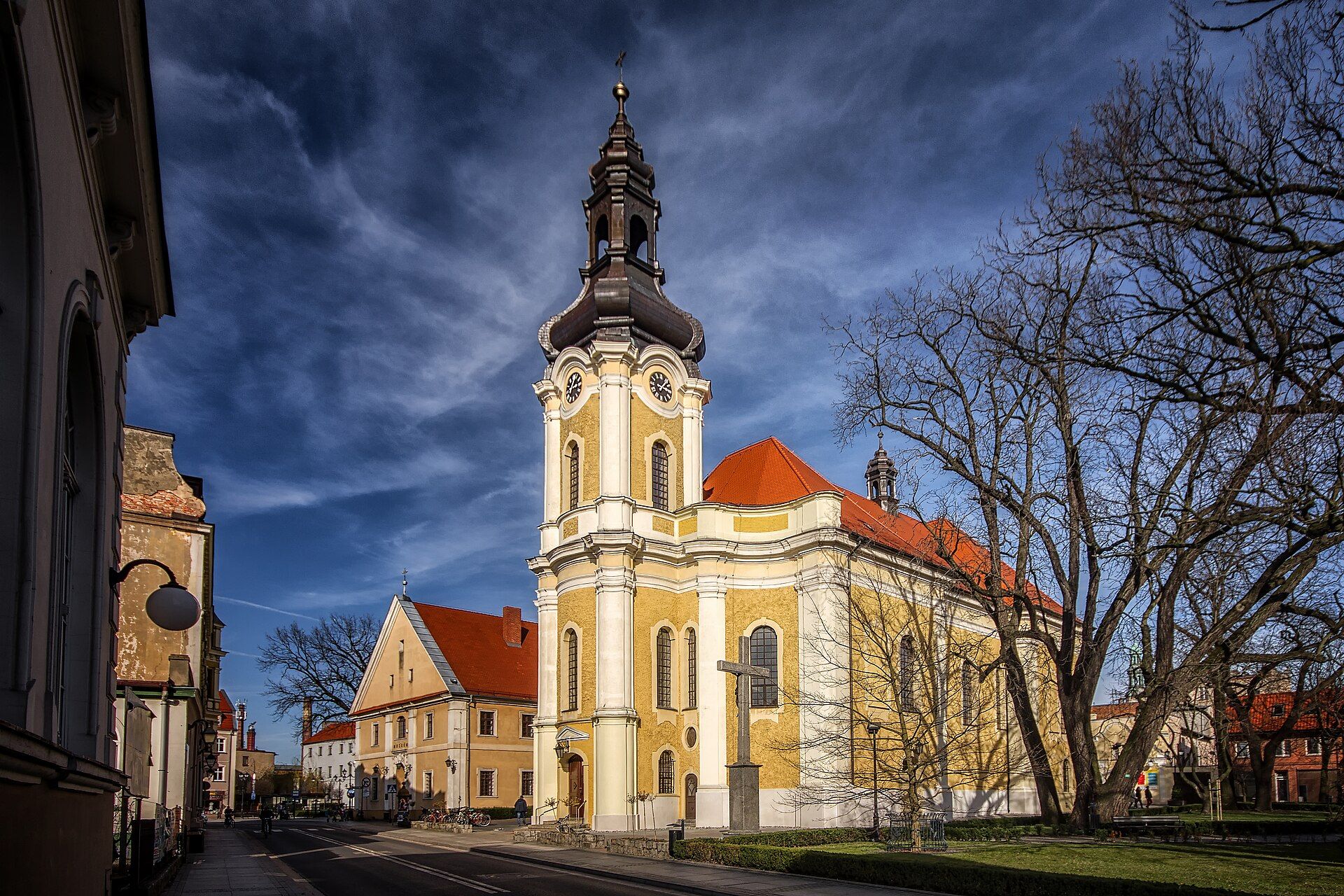 Kościół Świętych Apostołów Piotra i Pawła, atrakcja w pobliżu dworca Krotoszyn