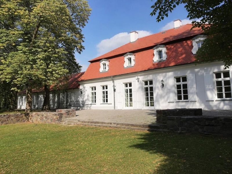 Zespół pałacowy Gierałty dawny Hotel Deutsches Haus, atrakcja w pobliżu dworca Kutno