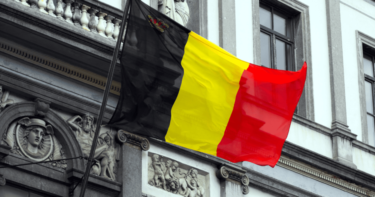 flaga Belgii na budynku