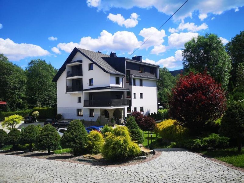 POD BRZEGIEM, hotel blisko dworca Niedźwiedź