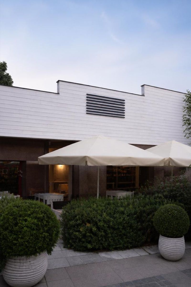 MAKAIRA Restauracja & Bar, okolice dworca Nowy Dwór Mazowiecki