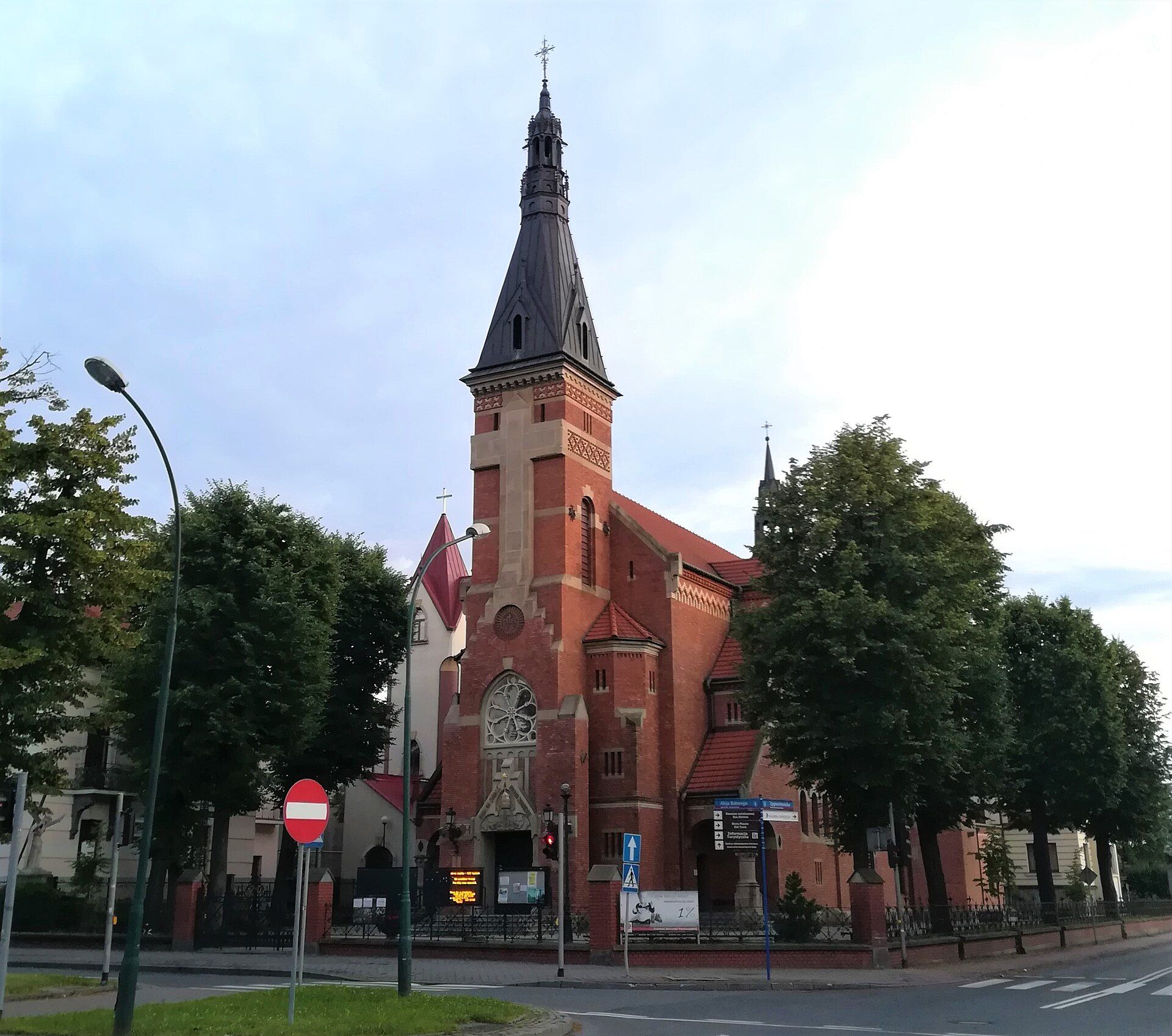 Kościół Najświętszego Serca Pana Jezusa w Nowym Sączu, atrakcja w pobliżu dworca Nowy Sącz