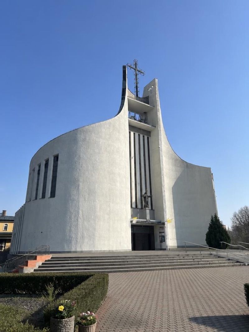 Kościół Najświętszej Maryi Panny Matki Miłosierdzia w Oleśnicy, atrakcja w pobliżu dworca Oleśnica