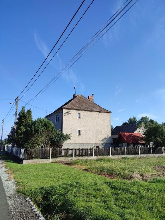 Ferienhaus mit alten Scharm, hotel blisko dworca Ozimek