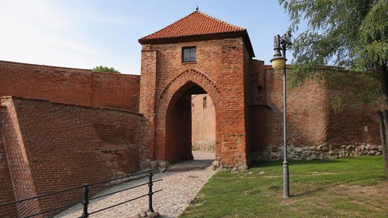 Brama Młyńska w Pasłęku, atrakcja w pobliżu dworca Pasłęk