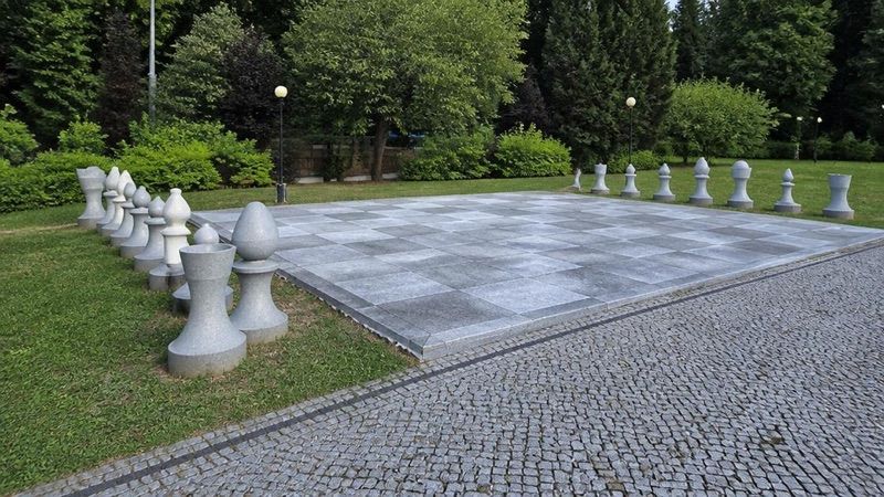 Granitowe szachy, atrakcja w pobliżu dworca Piwniczna-Zdrój