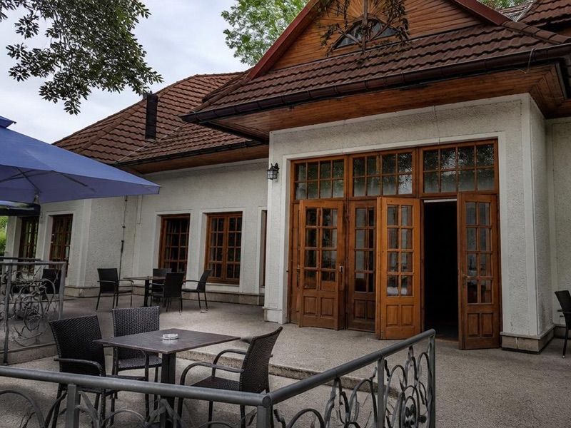 Pijalnia Artystyczna w Piwnicznej-Zdroju, okolice dworca Piwniczna-Zdrój