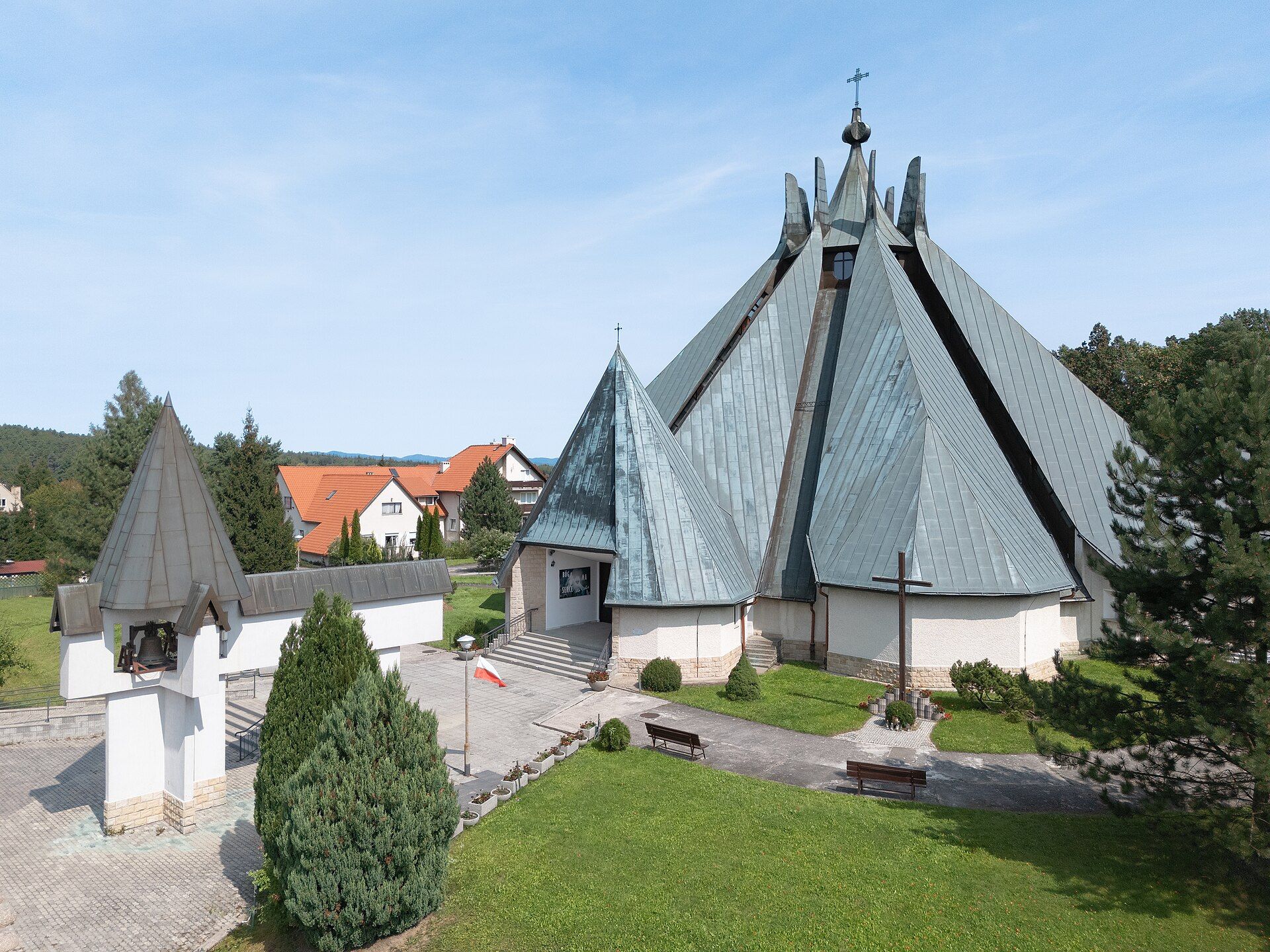 Kościół Matki Bożej Królowej Pokoju, atrakcja w pobliżu dworca Polanica-Zdrój