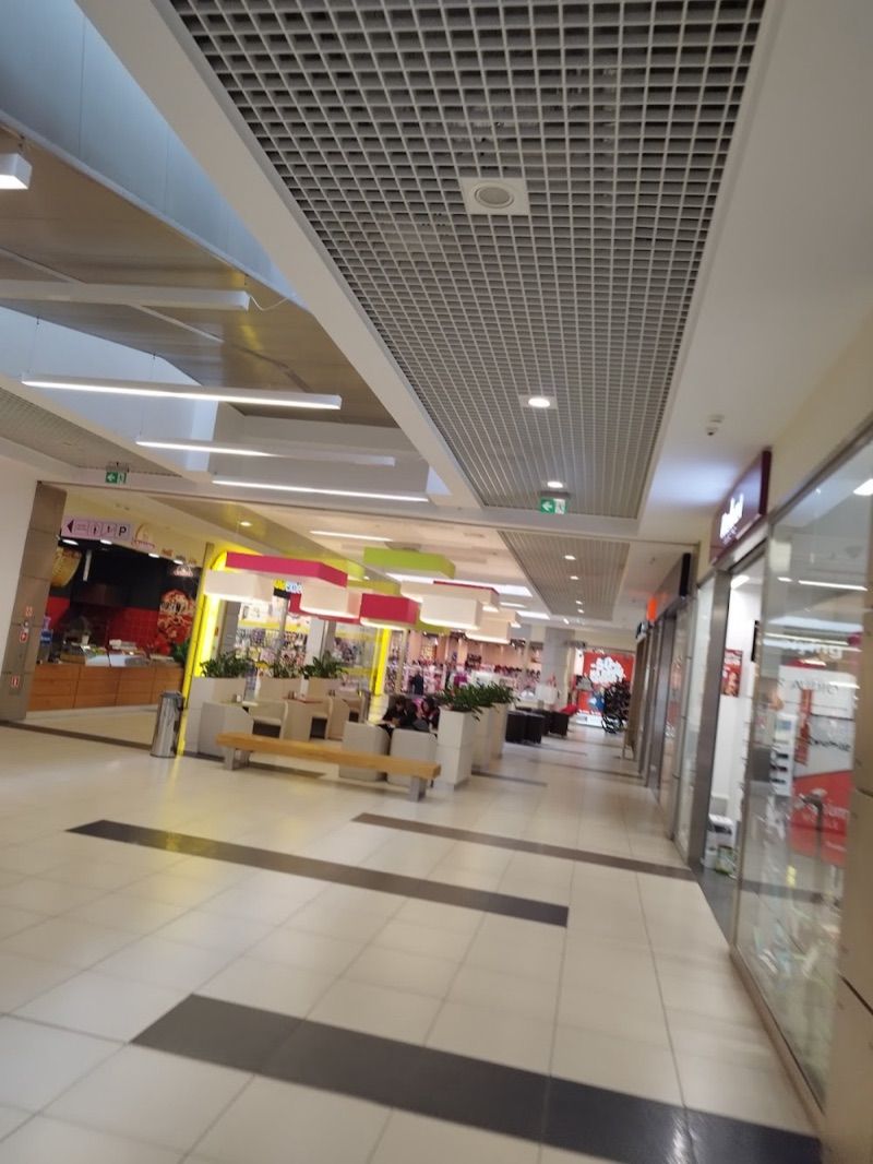 Dekada, galeria handlowa w pobliżu dworca Sieradz