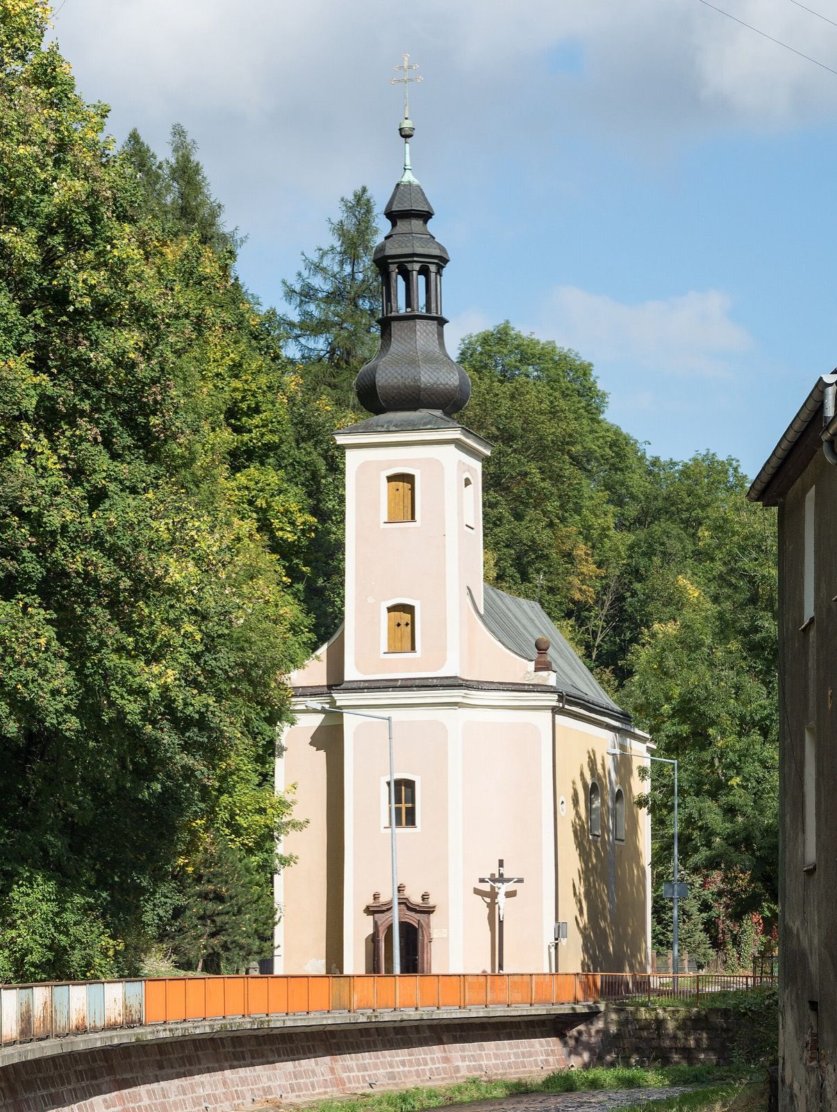 Kościół pw. Krzyża Świętego, atrakcja w pobliżu dworca Banská Bystrica