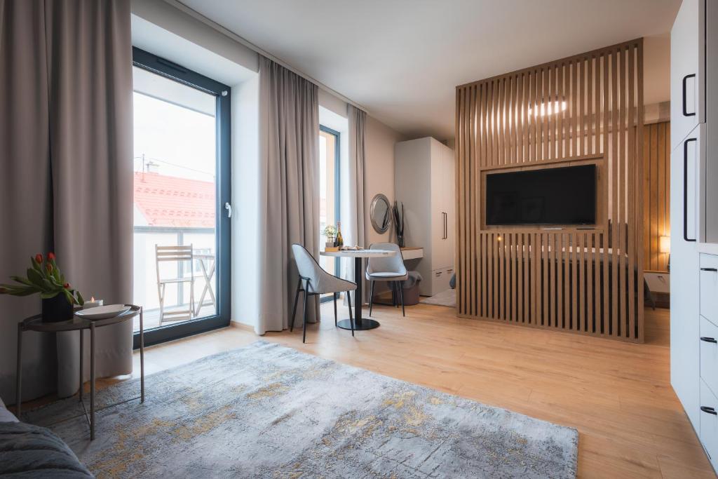 GRAY APARTMENT CENTRUM & 24h self check-in with private parking, nocleg blisko dworca Banská Bystrica