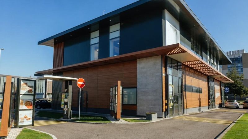 McDonald's, okolice dworca Železničná stanica Bratislava-Petržalka