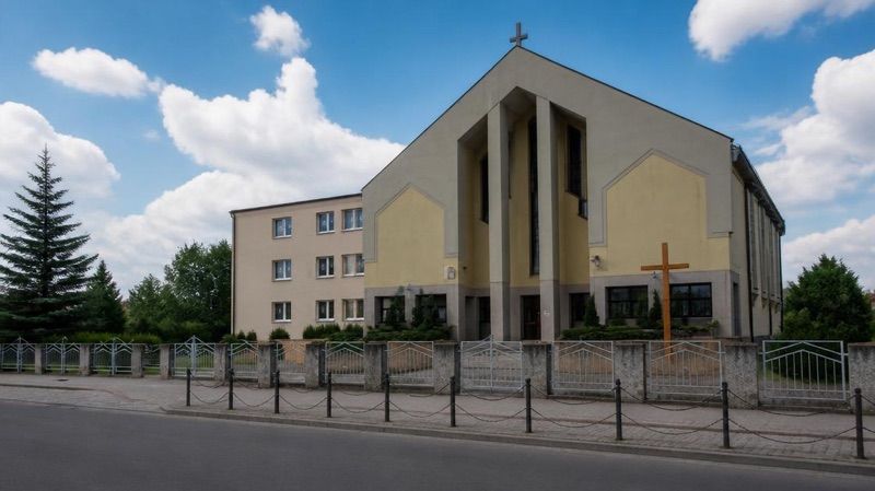 Kościół Świętej Rodziny, atrakcja w pobliżu dworca Słupsk