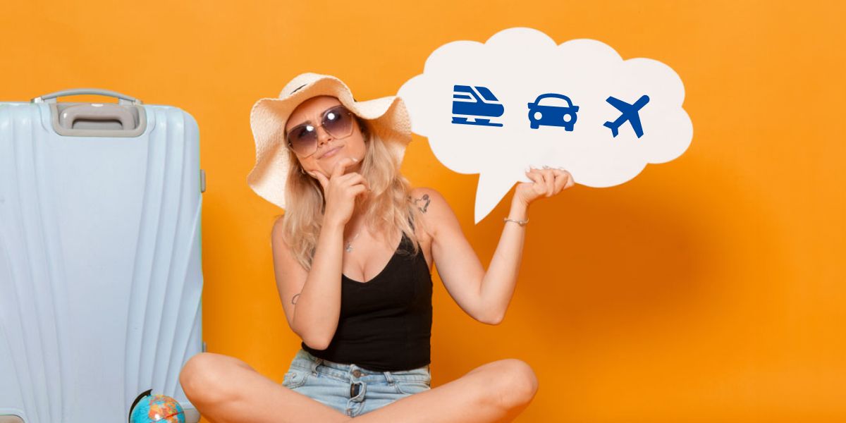 grafika: kobieta z walizką zastanawia się; w chmurze myśli ikony środków transportu – pociąg, auto, samolot