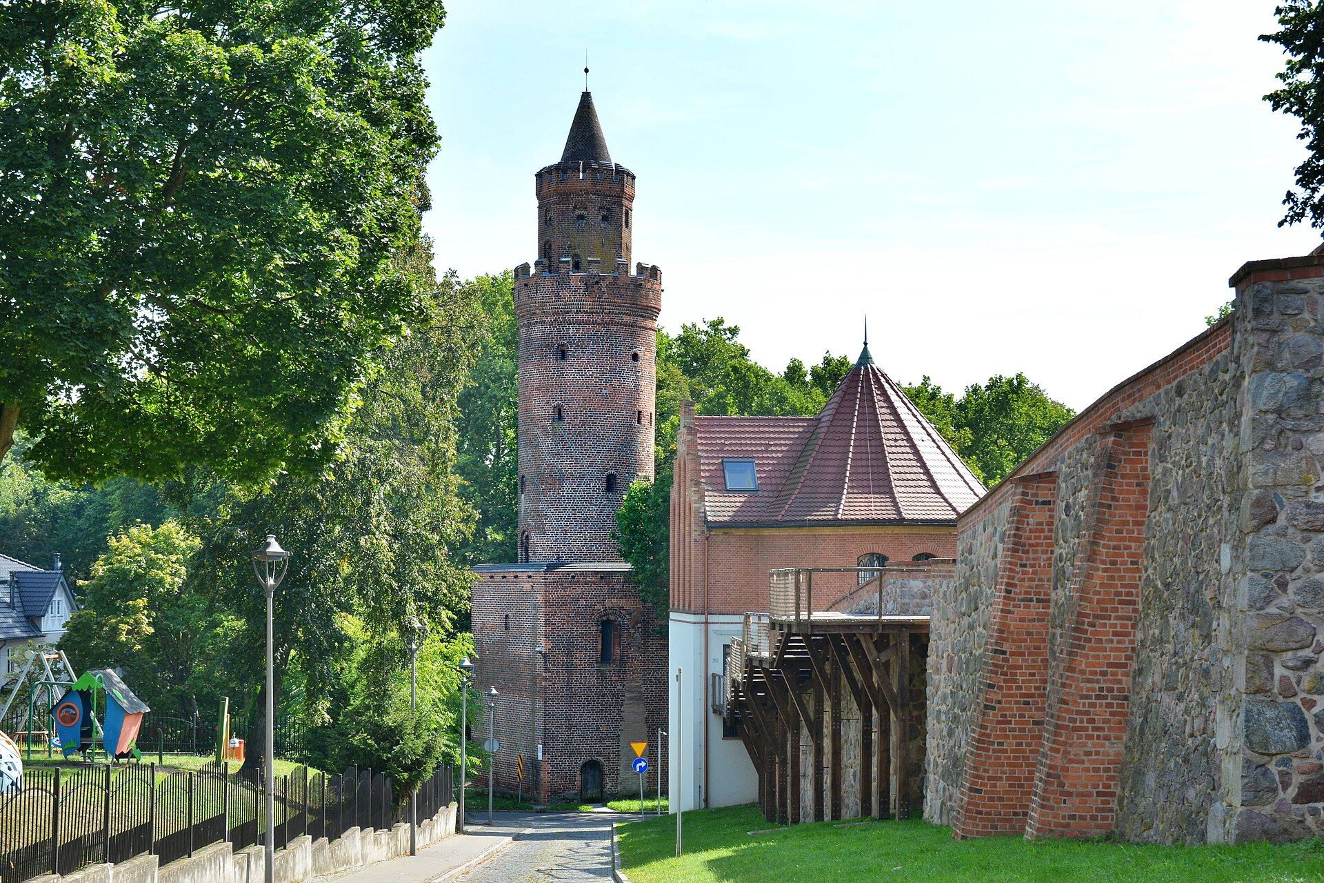 Baszta Tkaczy / Stargard, atrakcja w pobliżu dworca Stargard
