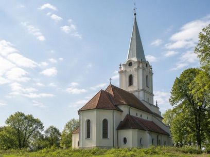 Kościół pw. NMP Królowej Polski w Stróżach, atrakcja w pobliżu dworca Stróże