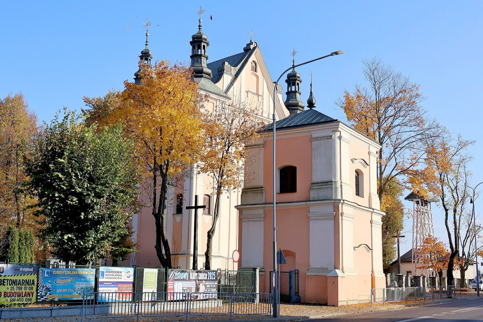 Kościół Rzymskokatolicki Pw. Podwyższenia Krzyża Świętego, atrakcja w pobliżu dworca Strzelin